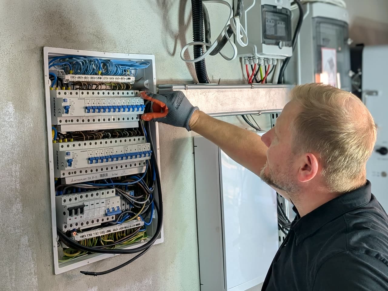 Kontrola rozdzielnicy elektrycznej podczas pomiarów instalacji