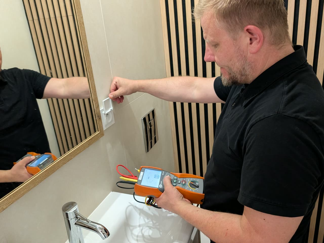 Pomiar instalacji elektrycznej w łazience miernikiem Sonel